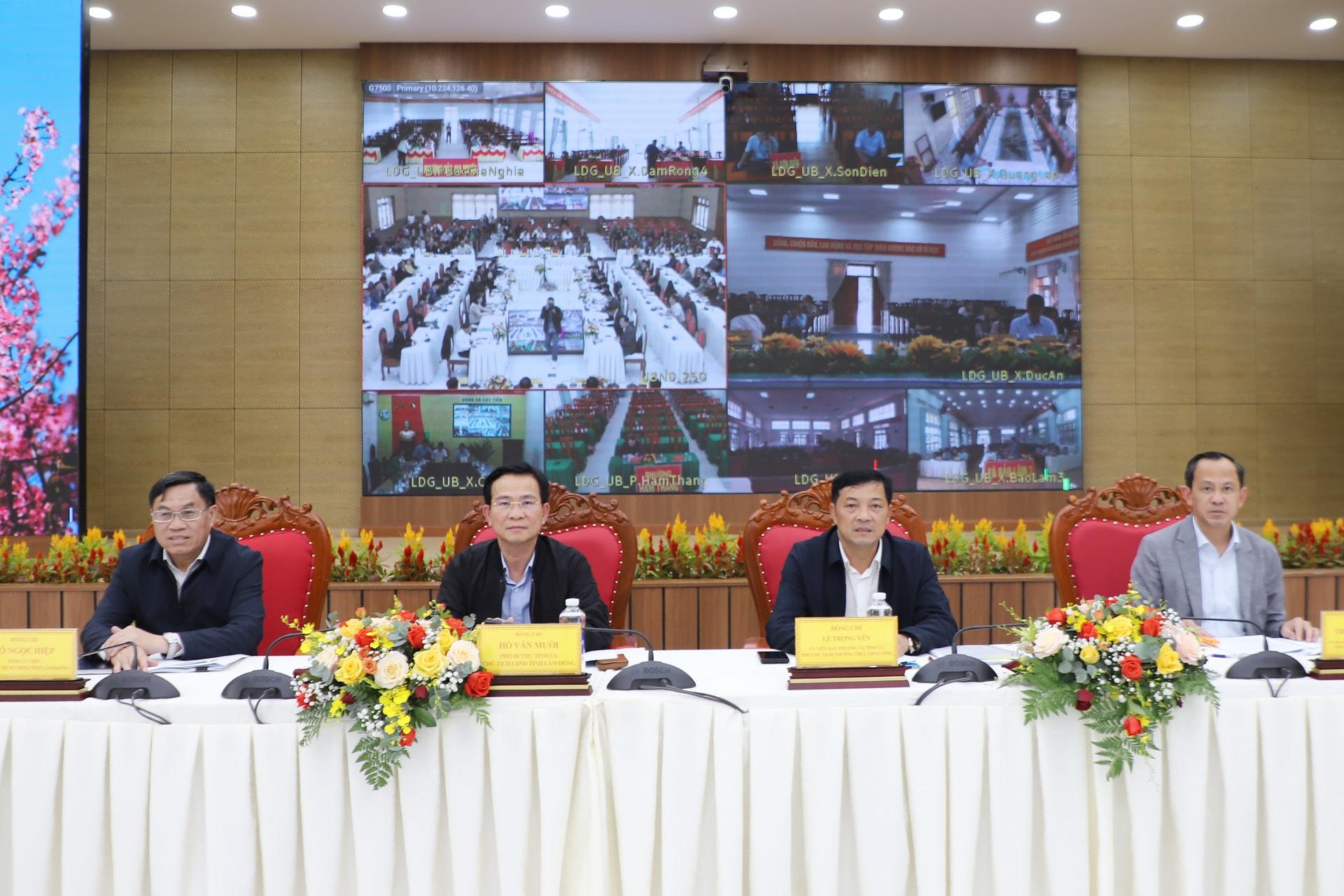 Các đồng chí: Hồ Văn Mười, Phó Bí thư Tỉnh ủy, Chủ tịch UBND tỉnh; Lê Trọng Yên, Ủy viên Ban Thường vụ Tỉnh ủy, Phó Chủ tịch Thường trực UBND tỉnh; Võ Ngọc Hiệp, Tỉnh ủy viên, Phó Chủ tịch UBND tỉnh; Trương Văn Tùng, Tỉnh ủy viên, Chủ tịch Hội Nông dân tỉnh Lâm Đồng chủ trì hội nghị