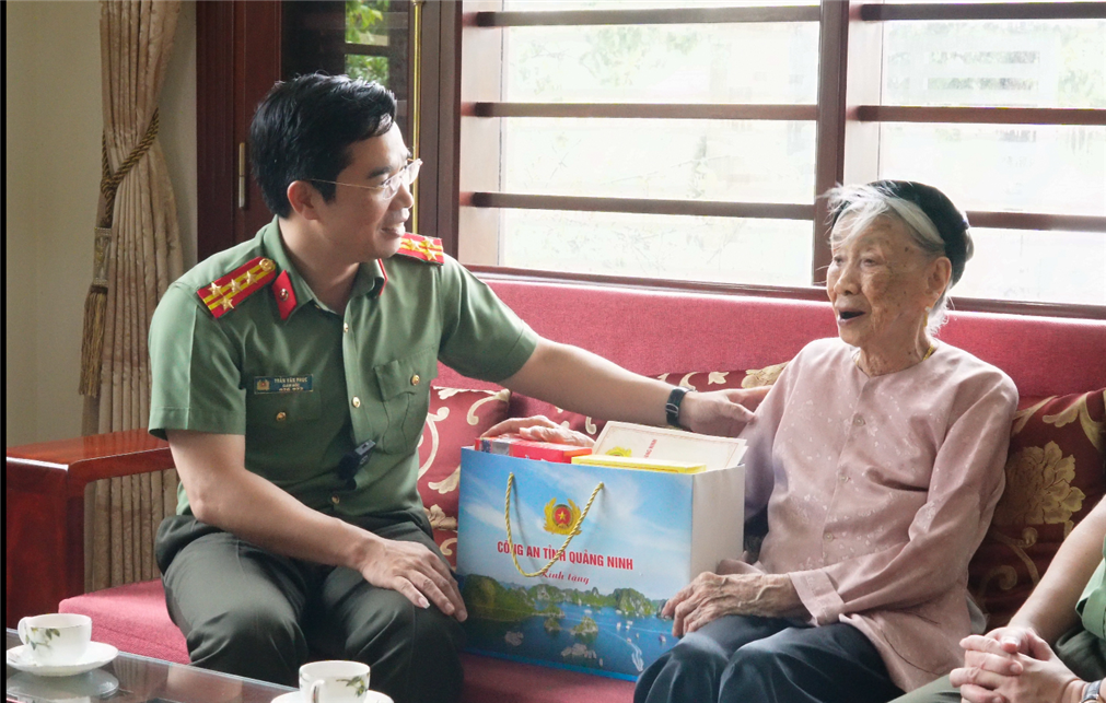 Đại tá Trần Văn Phúc, Giám đốc Công an tỉnh thăm hỏi, tặng quà Mẹ Việt Nam Anh hùng Hoàng Thị Lại.