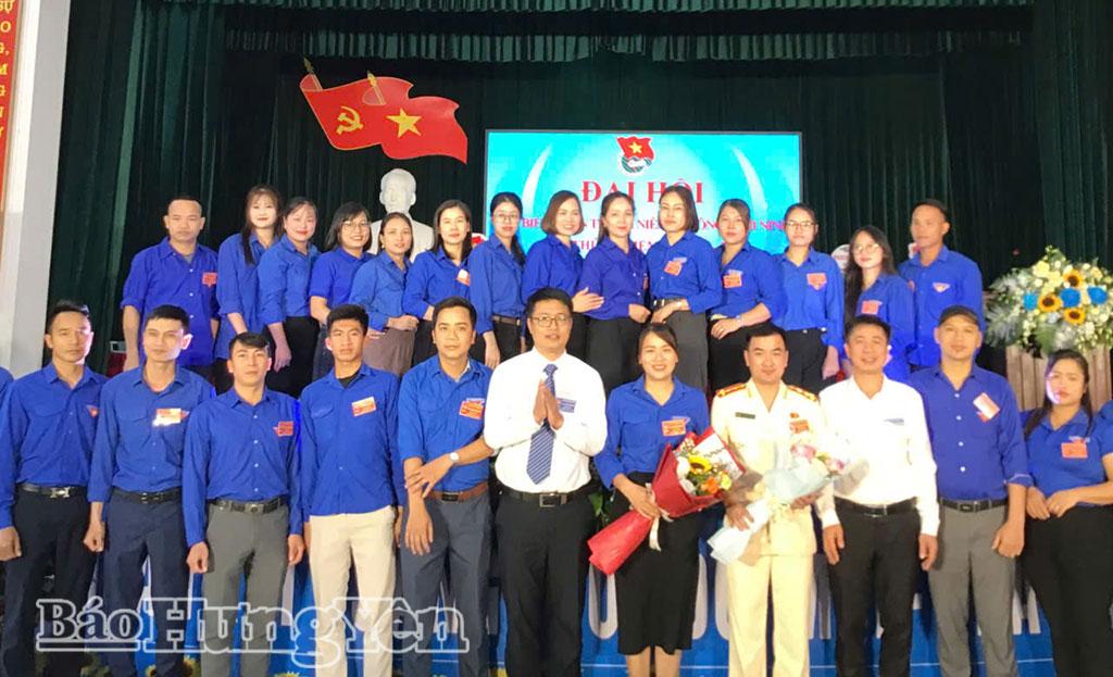 Các đại biểu chụp ảnh lưu niệm cùng Ban Chấp hành Đoàn TNCS Hồ Chí Minh xã Đông Thái Ninh khóa I, nhiệm kỳ 2025 – 2030. Ảnh: Nguyễn Thắm