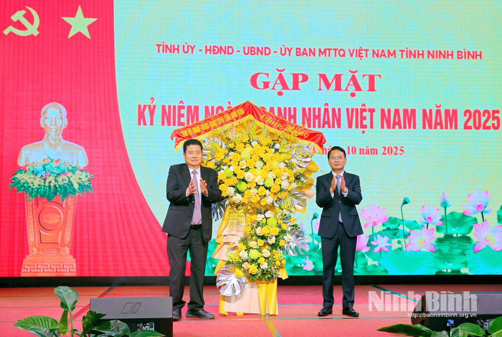 Đồng chí Đặng Xuân Phong, Ủy viên Trung ương Đảng, Bí thư Tỉnh ủy, Trưởng Đoàn ĐBQH tỉnh tặng hoa chúc mừng đại biểu các doanh nhân.