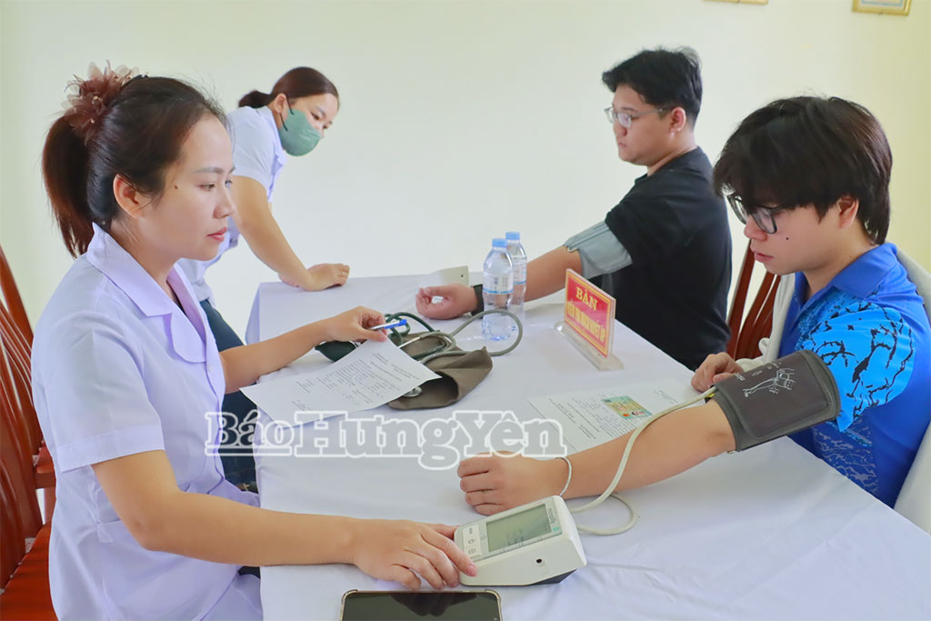 Cán bộ y tế xã khám sơ tuyển sức khỏe cho thanh niên.