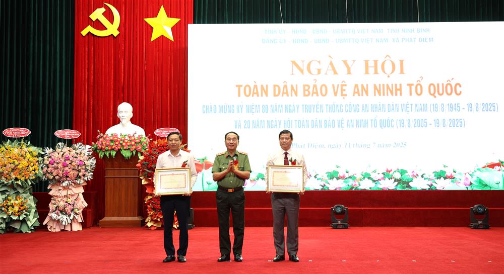 Thứ trưởng Trần Quốc Tỏ trao Bằng khen của Bộ trưởng Bộ Công an tặng tập thể, cá nhân có thành tích trong thực hiện phong trào Toàn dân bảo vệ ANTQ.