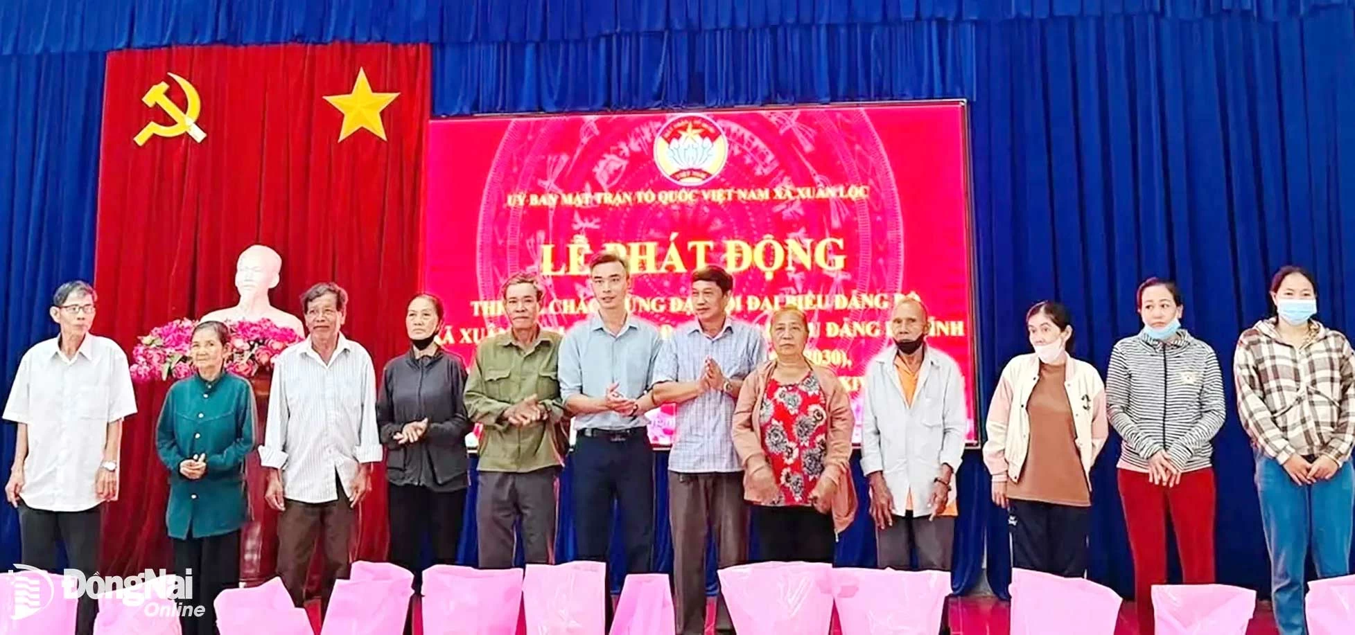 Lãnh đạo xã Xuân Lộc tặng quà cho các gia đình chính sách tại buổi lễ. Ảnh: ĐPCC