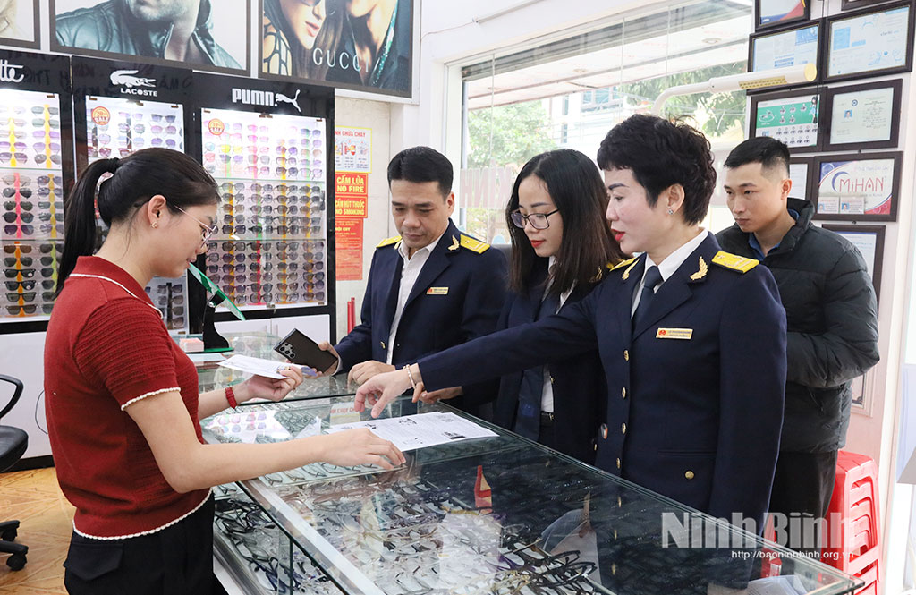 Cán bộ Thuế cơ sở 10 tuyên truyền, hướng dẫn các hộ kinh doanh từ thuế khoán sang tự kê khai.