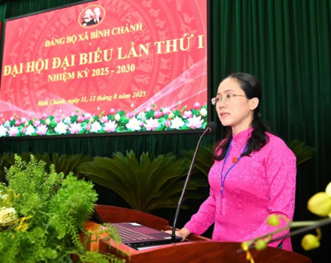 Phó Bí thư Thường trực Đảng ủy xã Bình Chánh Võ Thị Hoàng Oanh phát biểu. (Ảnh: SGGP)