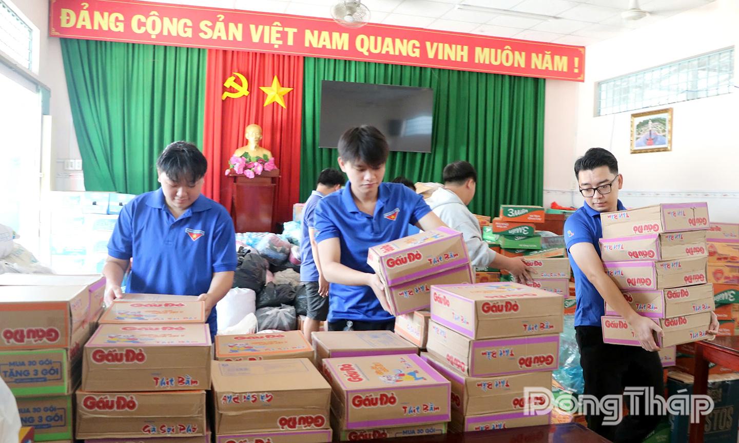 Đoàn viên, thanh niên phường Sa Đéc sắp xếp các thùng mì gọn gàng để chuẩn bị vận chuyển đi tặng cho người dân ở khu vực Trung bộ bị thiệt hại do mưa lũ.