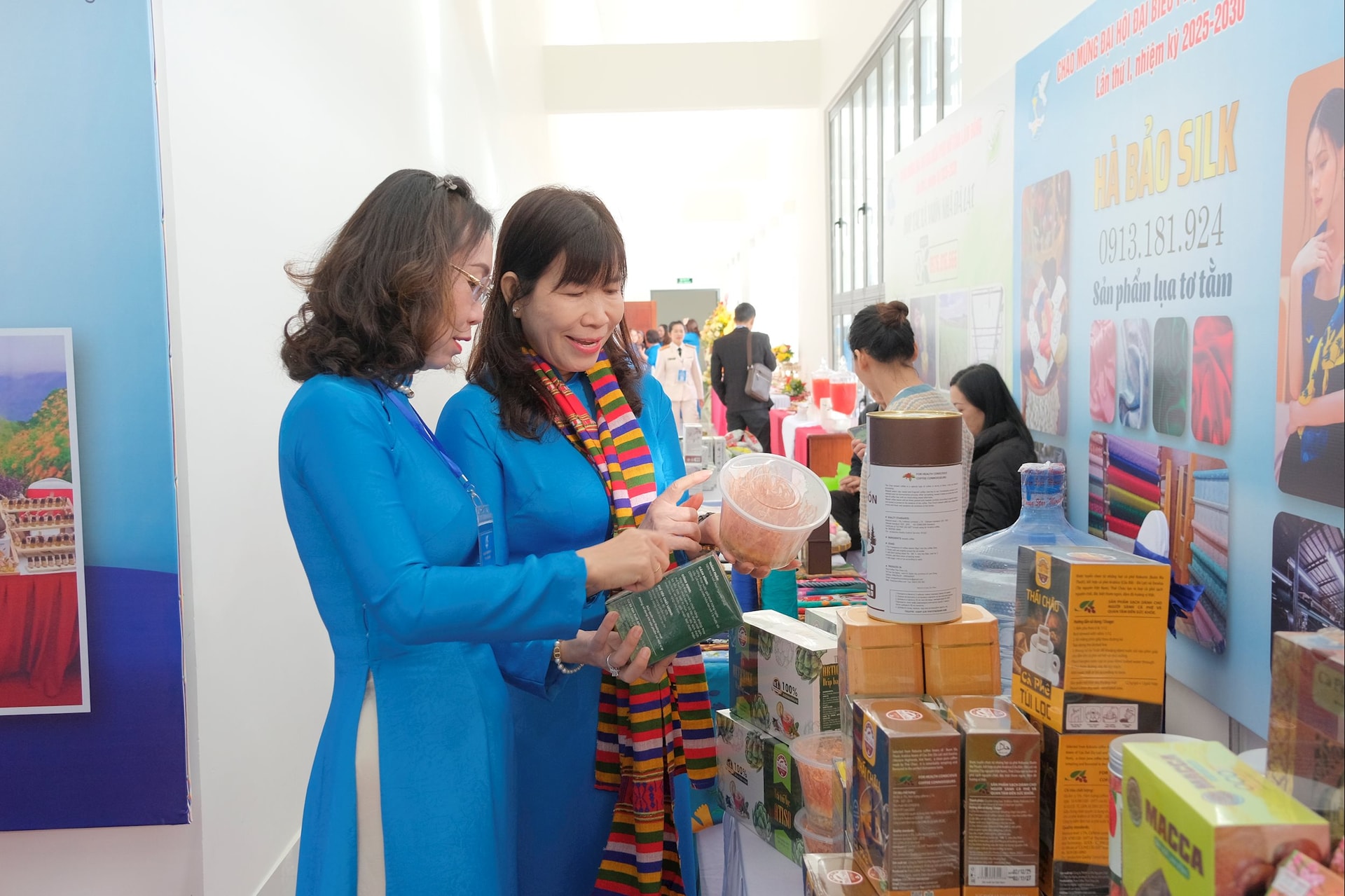 Các đại biểu tham quan gian hàng của các doanh nghiệp hội viên phụ nữ 