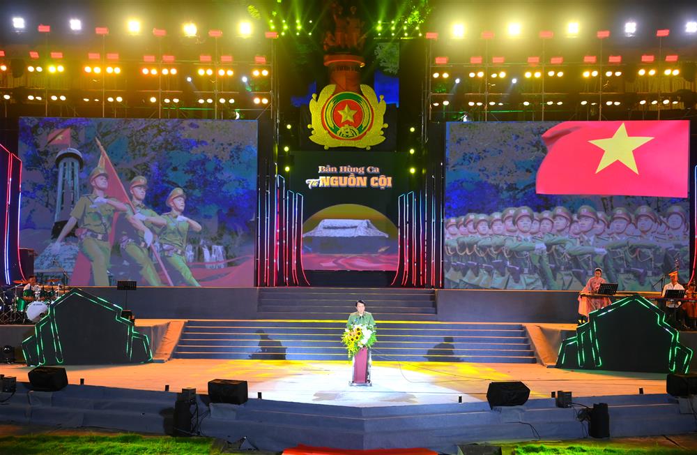 Bộ trưởng Lương Tam Quang xin gửi tới các đồng chí lãnh đạo, quý vị đại biểu, các bậc lão thành cách mạng, các mẹ Việt Nam anh hùng, các đồng chí thương binh, bệnh binh, thân nhân liệt sĩ cùng toàn thể đồng bào, đồng chí, quý khán giả đang theo dõi truyền hình lời chào trân trọng và lời chúc mừng tốt đẹp nhất.