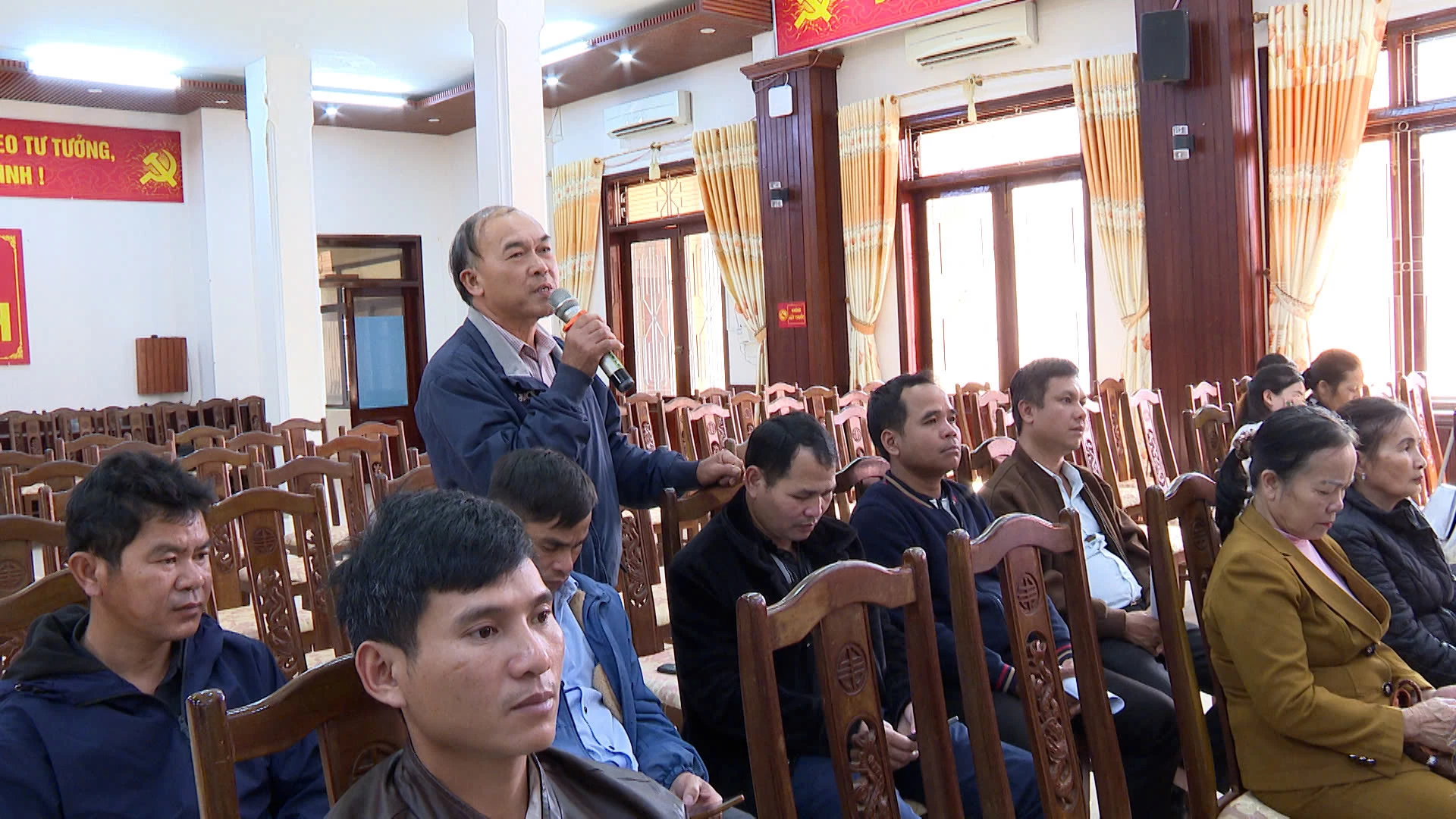 Cử tri x&atilde; Khe Sanh kiến nghị về nguy cơ mất ATGT tr&ecirc;n tuyến Quốc lộ 9 - Ảnh Phước Đạt