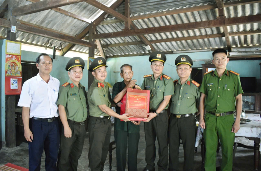 Đại tá Dương Văn Thoan, Phó Giám đốc Công an thành phố cùng Đoàn công tác đã đến thăm hỏi, tặng quà các gia đình chính sách.