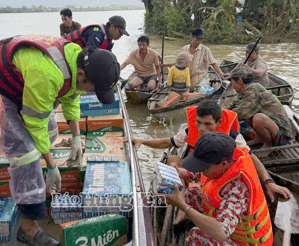 Thành viên Đội Cứu hộ, cứu nạn 116 - miễn phí Thái Bình phát nhu yếu phẩm cho bà con vùng lũ tại tỉnh Đắk Lắk.