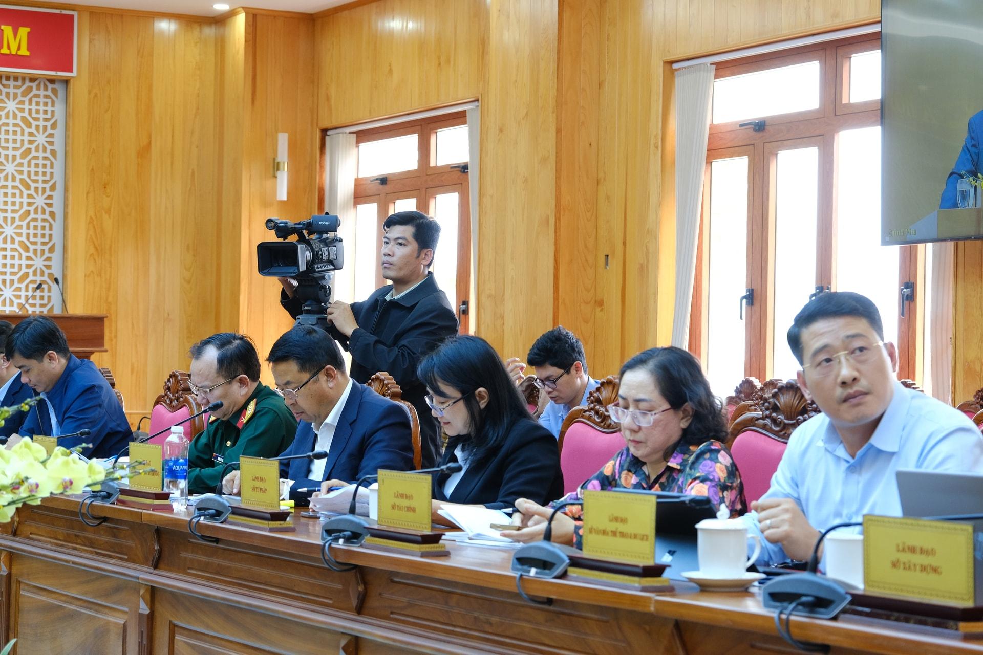 Đại diện các sở, ngành dự họp