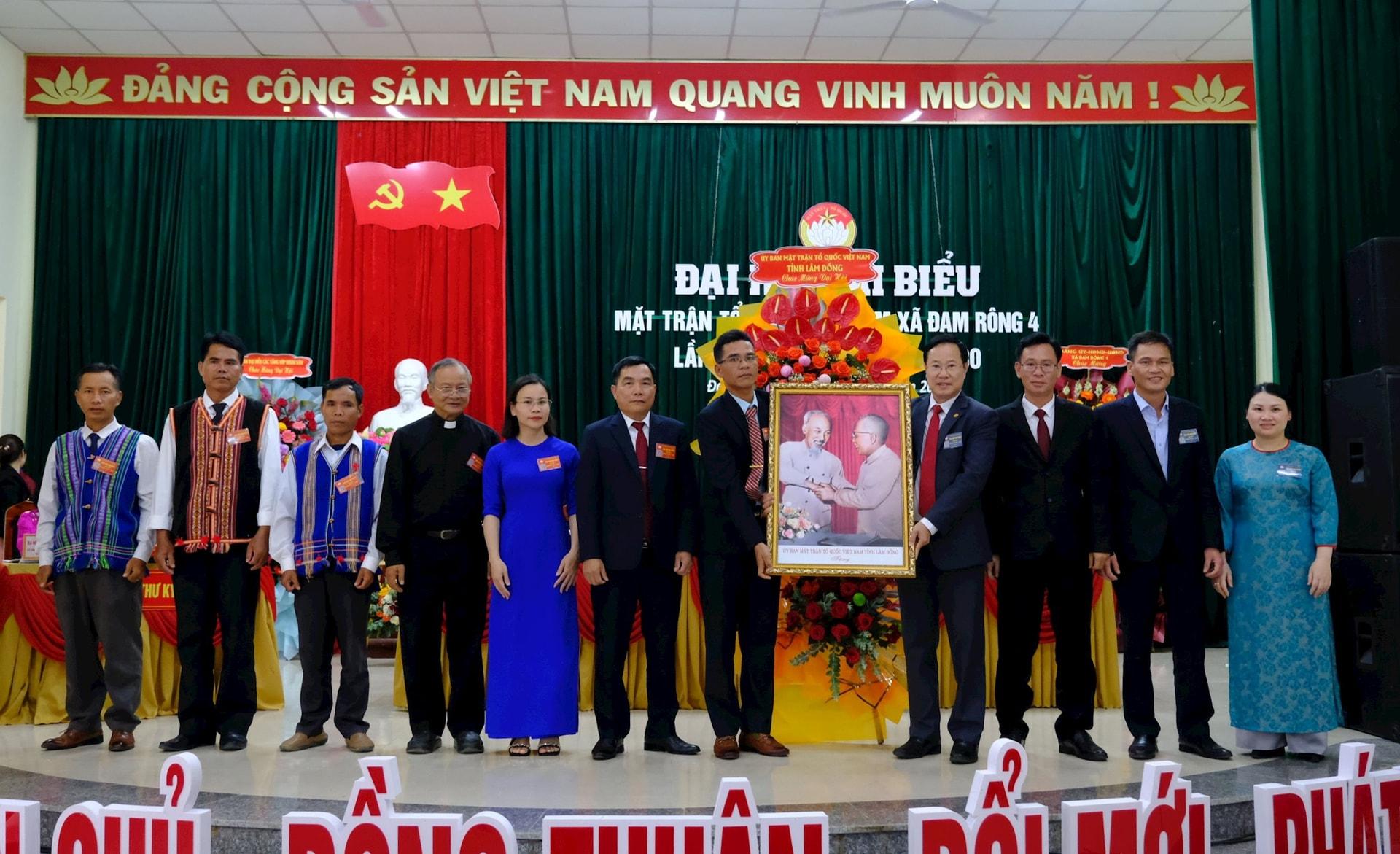 Đồng chí Phạm Triều tặng hoa và bức ảnh Bác Hồ - Bác Tôn chúc mừng Đại hội