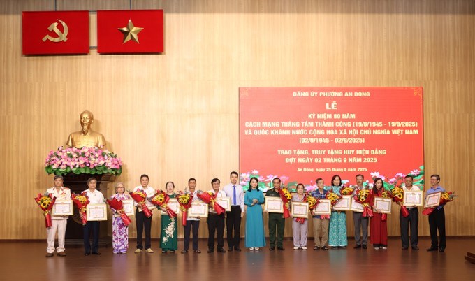 47 đảng viên phường An Đông nhận Huy hiệu Đảng đợt 2-9