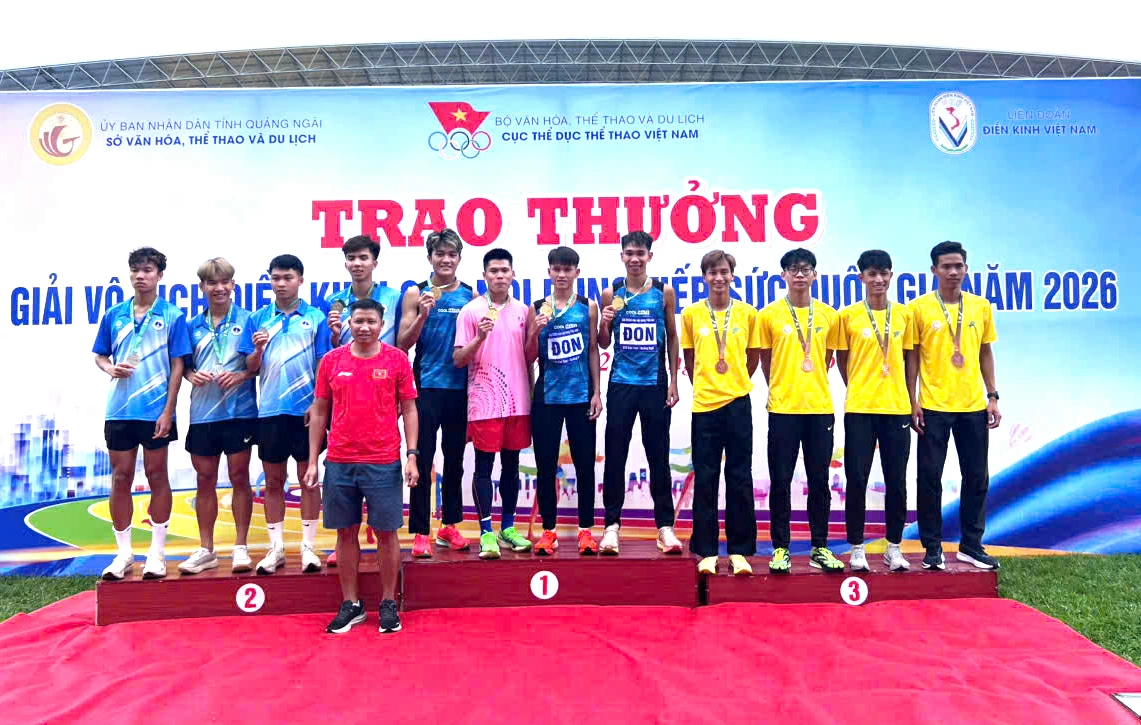 Đội tiếp sức nam thành phố Đồng Nai (gồm Lương Đức Phước, Sầm Văn Đời, Lý Toàn Phát Dĩ, Trương Nhật Linh) xuất sắc giành huy chương vàng, phá kỷ lục quốc gia nội dung tiếp sức 4x800m nam hệ vô địch. Ảnh: BTC
