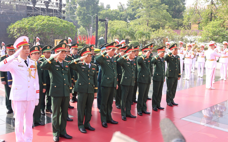 Kỷ niệm 79 năm Ngày Thương binh-Liệt sĩ: Lãnh đạo Đảng, Nhà nước tưởng niệm các Anh hùng liệt sĩ và viếng Chủ tịch Hồ Chí Minh- Ảnh 4.