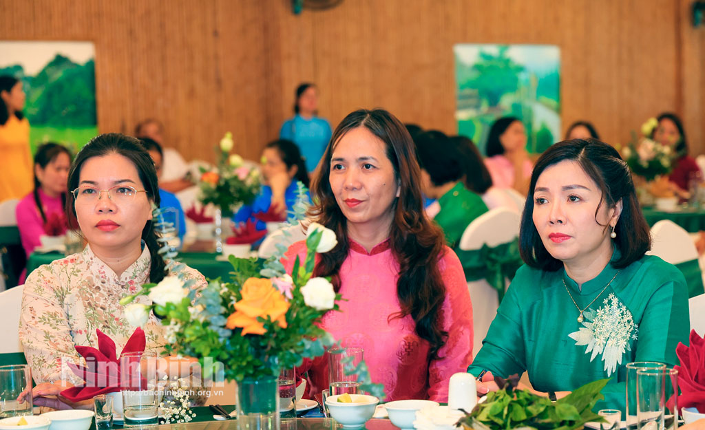 Các đại biểu dự hội nghị gặp mặt.