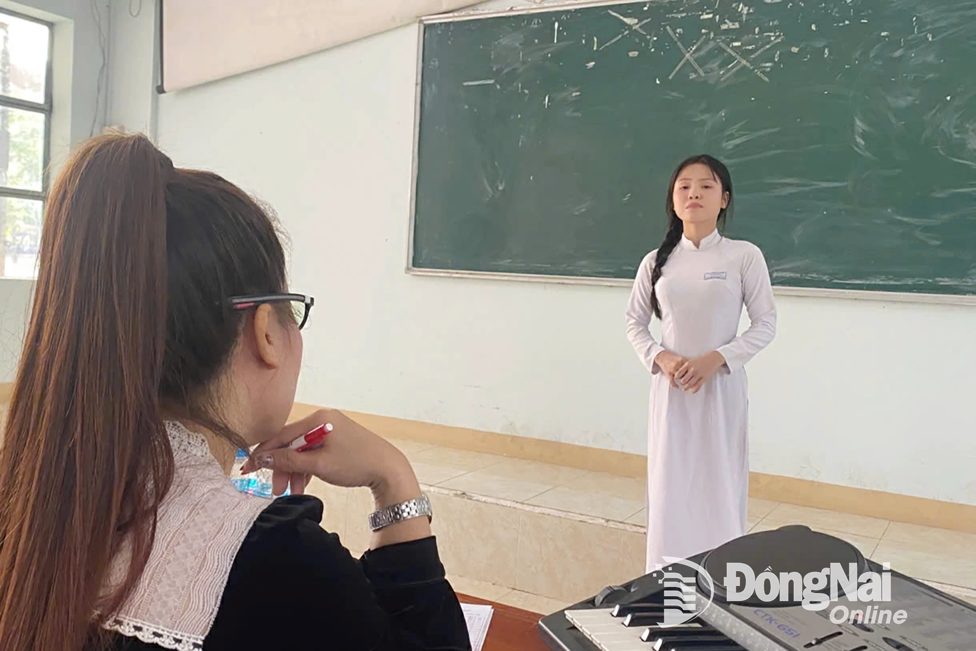 Thí sinh thi môn hát trong Kỳ thi tuyển sinh năng khiếu ngành Giáo dục mầm non năm 2025 của Trường đại học Đồng Nai. Ảnh: Hải Yến