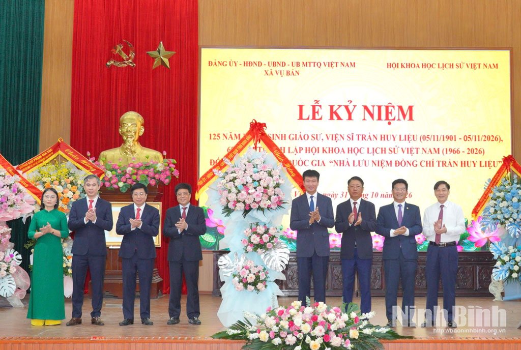 Đồng chí Trần Huy Tuấn, Ủy viên Trung ương Đảng, Bí thư Tỉnh ủy và các đồng chí lãnh đạo tỉnh tặng hoa chúc mừng xã Vụ Bản.