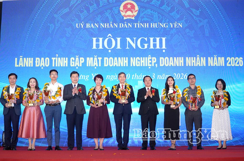 Đồng chí Chủ tịch UBND tỉnh Phạm Quang Ngọc và đồng chí Phó Bí thư Thường trực Tỉnh ủy, Chủ tịch Ủy ban MTTQ Việt Nam tỉnh Trần Quốc Toản trao Cup Phố Hiến cho các doanh nhân, doanh nghiệp xuất sắc tiêu biểu.