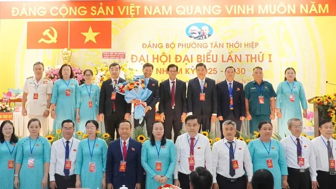 Đồng chí Dương Trọng Hiếu chúc mừng Ban Chấp hành Đảng bộ phường Tân Thới Hiệp