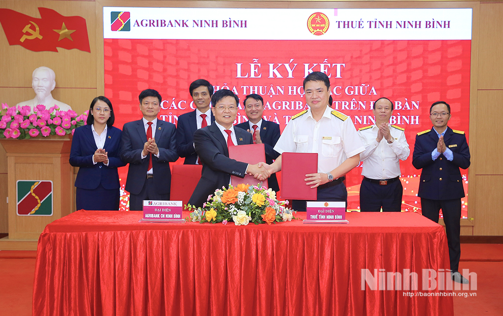 Lãnh đạo Agribank Ninh Bình và Thuế tỉnh Ninh Bình ký kết thỏa thuận hợp tác.
