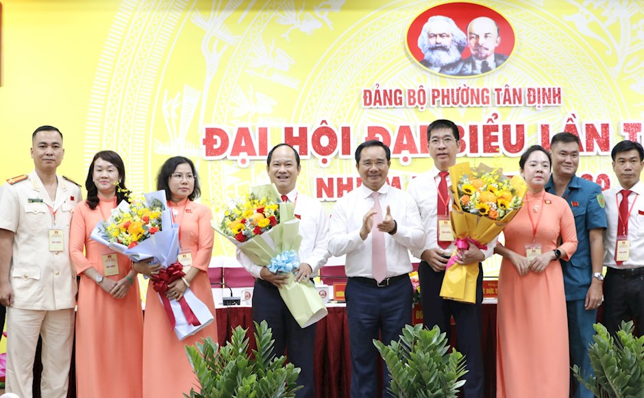 Đồng chí Nguyễn Văn Được chúc mừng Ban Chấp hành Đảng bộ phường Tân Định nhiệm kỳ 2025-2030. Ảnh: SGGP