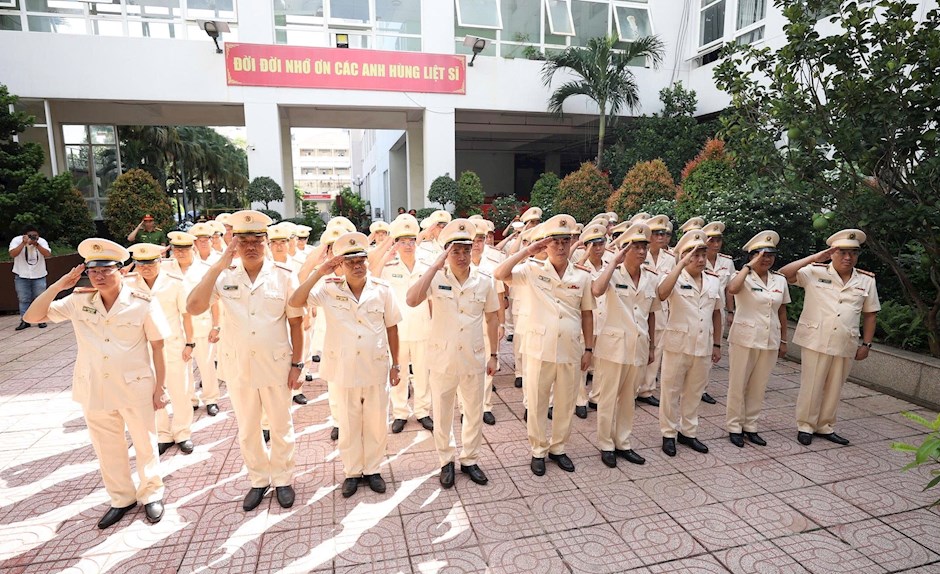 Các đồng chí trong Đảng ủy - Ban Giám đốc CATP tổ chức dâng hương tưởng niệm các anh hùng liệt sĩ tại Nhà tưởng niệm trong khuôn viên trụ sở Phòng Cảnh sát PCCC-CNCH