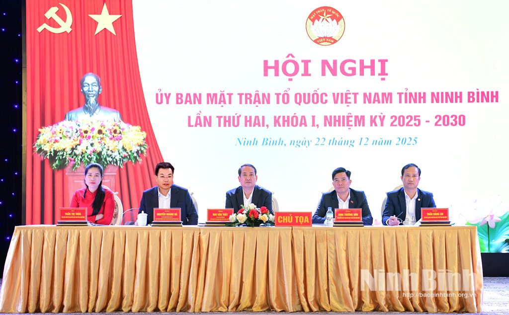 C&aacute;c đồng ch&iacute; chủ toạ hội nghị.