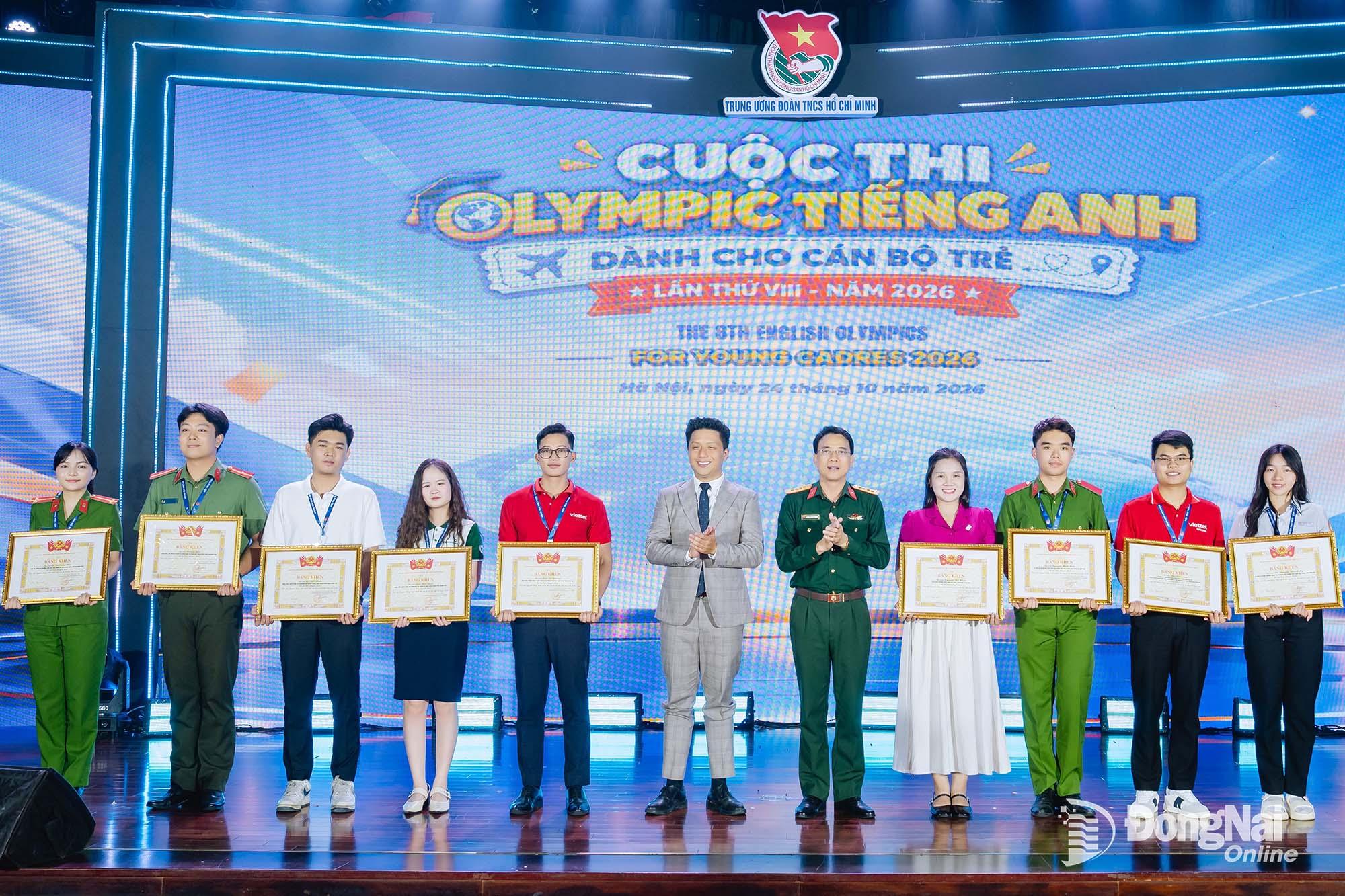 Em Võ Nguyễn Khánh My (bìa phải) nhận giải khuyến khích Cuộc thi Olympic tiếng Anh dành cho cán bộ trẻ lần thứ VIII-2026.