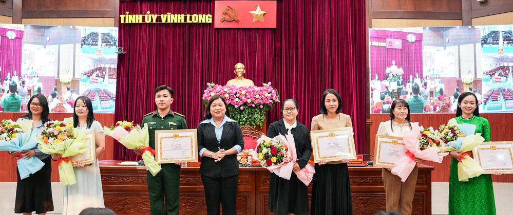 Ph&oacute; Trưởng Ban Tổ chức Tỉnh ủy- Nguyễn Thị Ngọc Linh trao giải Khuyến kh&iacute;ch cho c&aacute;c t&aacute;c giả, nh&oacute;m t&aacute;c giả.