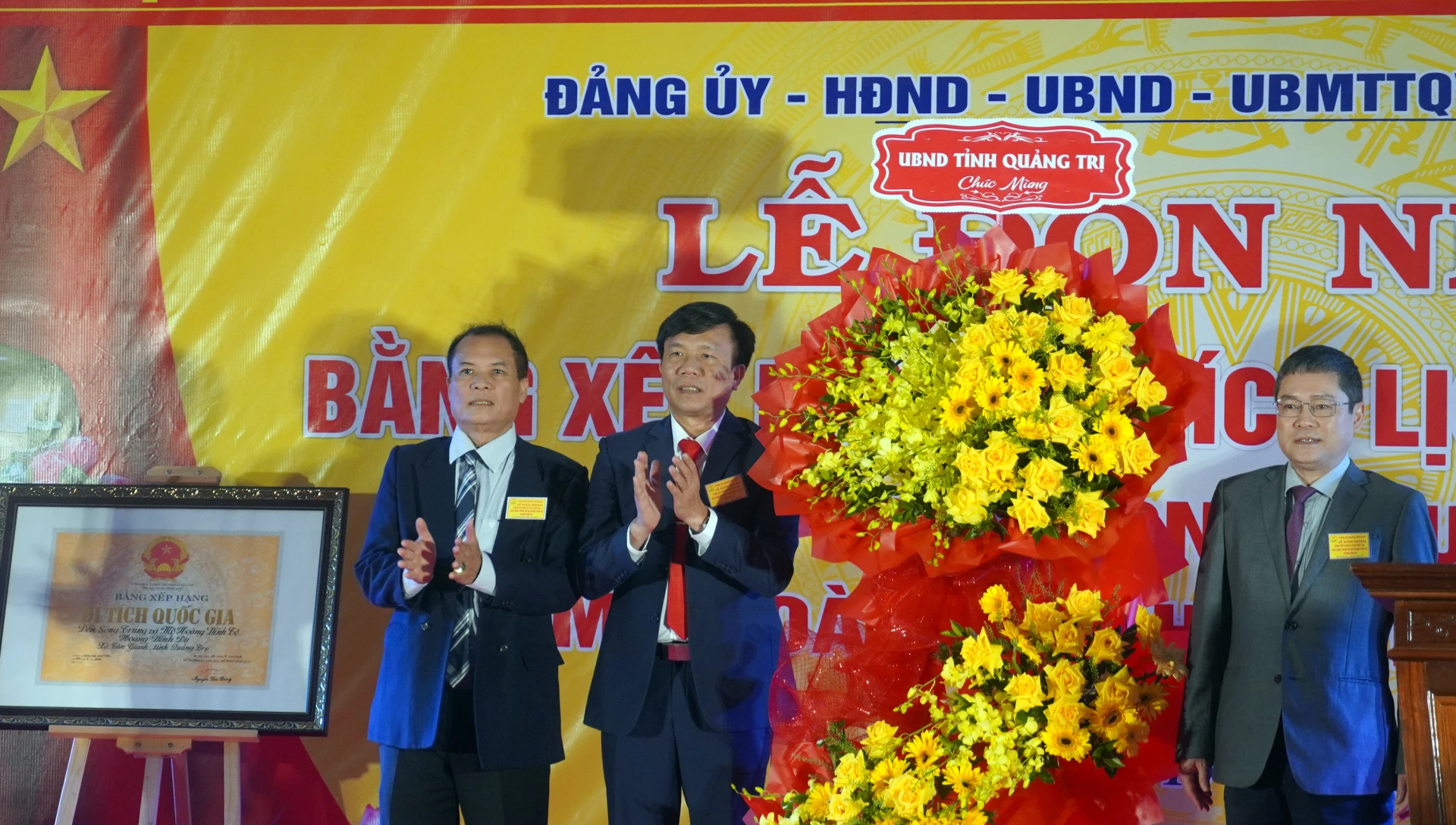 Đồng chí Phan Phong Phú, Tỉnh ủy viên, Phó Chủ tịch UBND tỉnh tặng hoa chúc mừng xã Tân Gianh - Ảnh: N.M