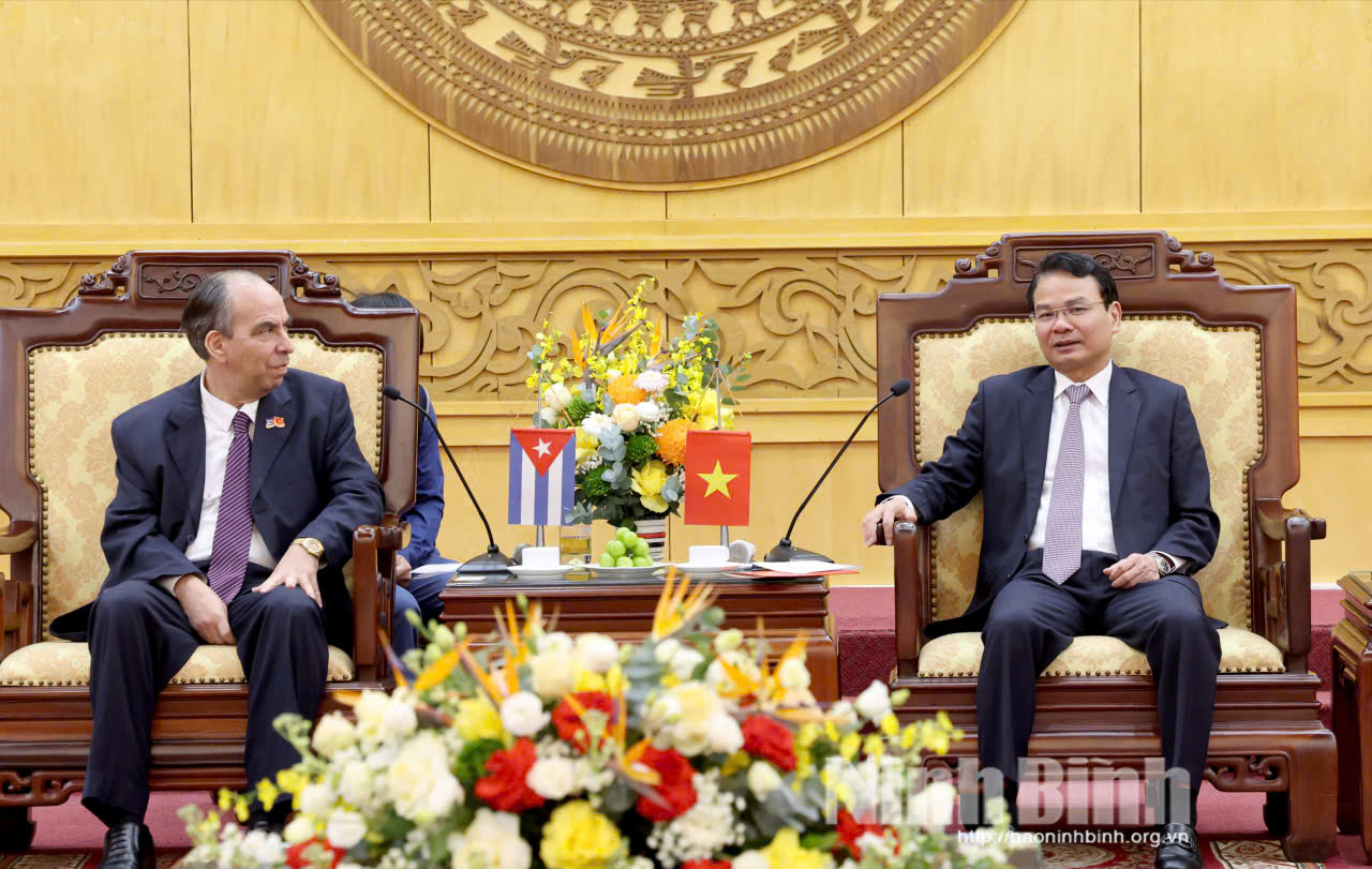 Đồng chí Bí thư Tỉnh ủy Đặng Xuân Phong tiếp xã giao Đại sứ đặc mệnh toàn quyền Cuba tại Việt Nam Rogelio Polanco Fuentes.