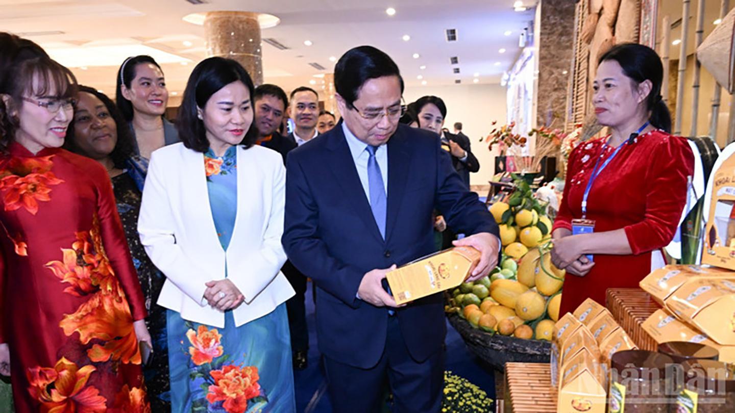 Thủ tướng Chính phủ Phạm Minh Chính tham quan các gian trưng bày sản phẩm tiêu biểu do phụ nữ khởi nghiệp. Ảnh: TRẦN HẢI