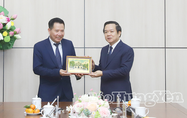 Đồng chí Phạm Quang Ngọc, Phó Bí thư Tỉnh ủy, Chủ tịch UBND tỉnh tặng quà Hội Doanh nghiệp Việt Nam tại Hungary.