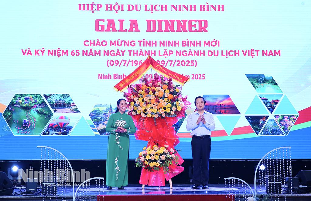Thay mặt Tỉnh ủy, HĐND, UBND tỉnh, đồng chí Chủ tịch UBND tỉnh Phạm Quang Ngọc tặng hoa chúc mừng cán bộ, cộng đồng doanh nghiệp và những người làm du lịch.