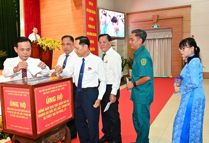 Tại đại hội, các đại biểu đã chung tay ủng hộ đồng bào khu vực miền núi và trung du Bắc bộ, Bắc Trung bộ khắc phục thiệt hại do mưa, lũ. (Ảnh: SGGP)