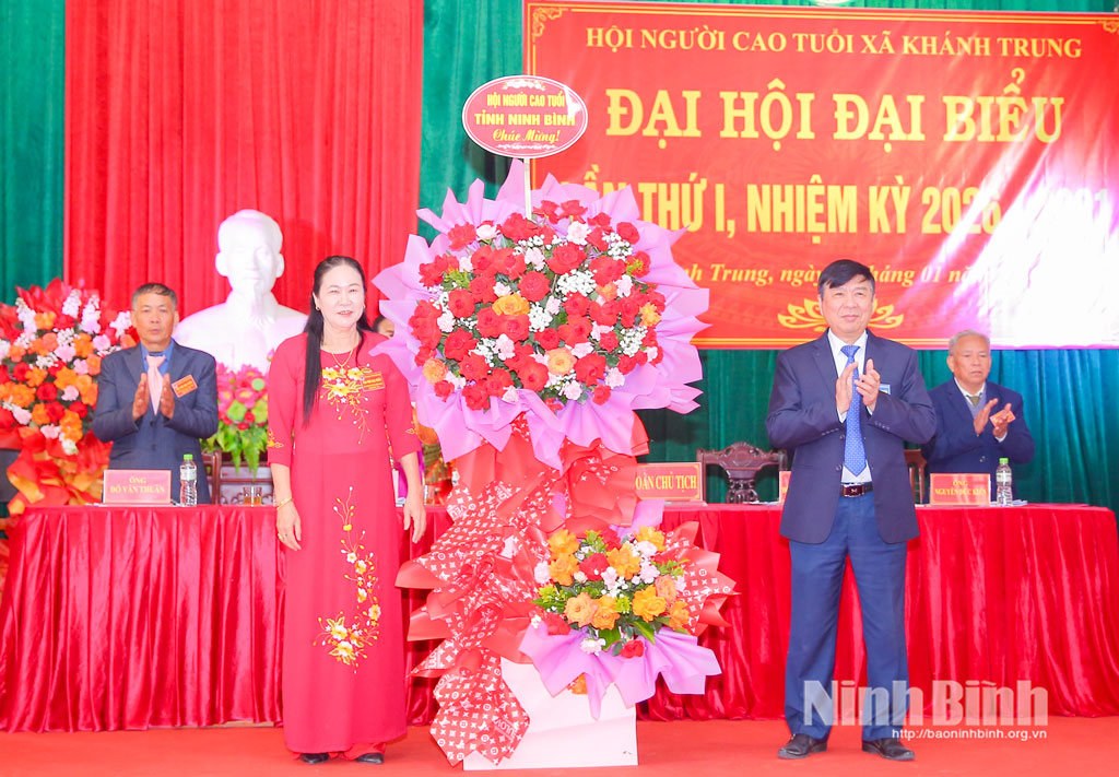 L&atilde;nh đạo Hội Người cao tuổi tỉnh tặng hoa ch&uacute;c mừng Đại hội.