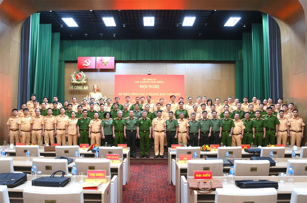 Thứ trưởng Nguyễn Ngọc Lâm cùng các đại biểu chụp ảnh lưu niệm.