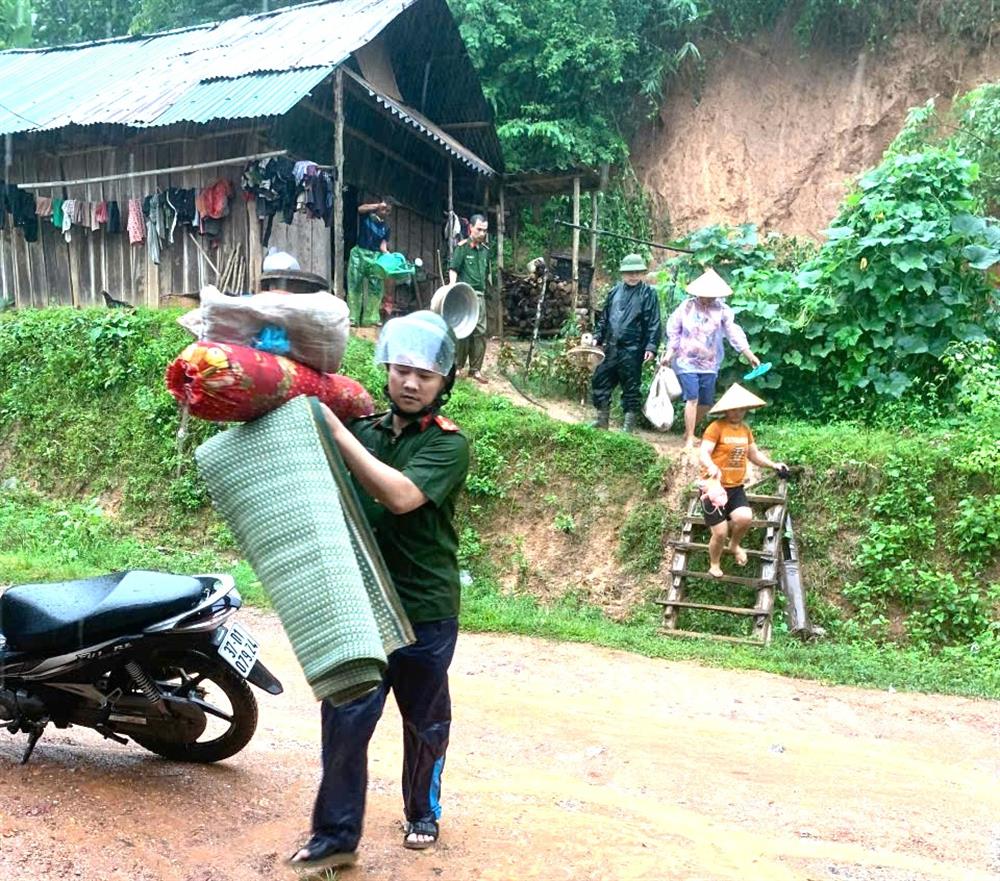 Công an xã Nhôn Mai gấp rút hỗ trợ người dân đến nơi an toàn.