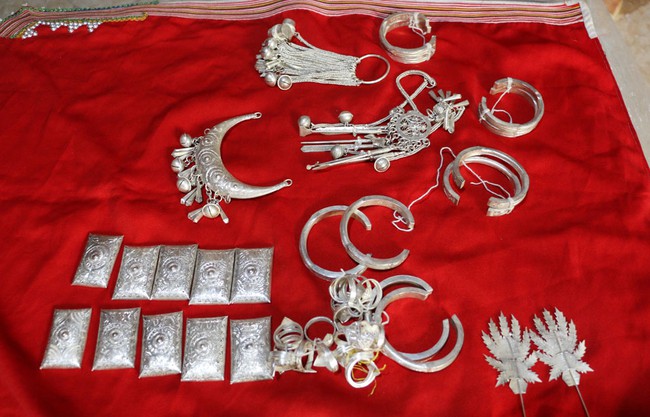 Nét đẹp độc đáo của trang sức bạc trên trang phục dân tộc Dao đỏ - Ảnh 2. Nét đẹp độc đáo của trang sức bạc trên trang phục dân tộc Dao đỏ - Ảnh 2.