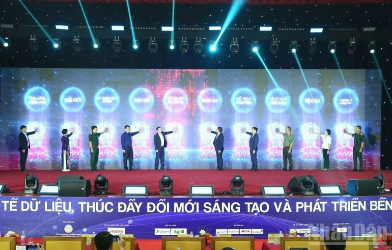 Nghi thức bấm nút ra mắt nền tảng trợ lý ảo tỉnh Hưng Yên. ndo_br_6.jpg