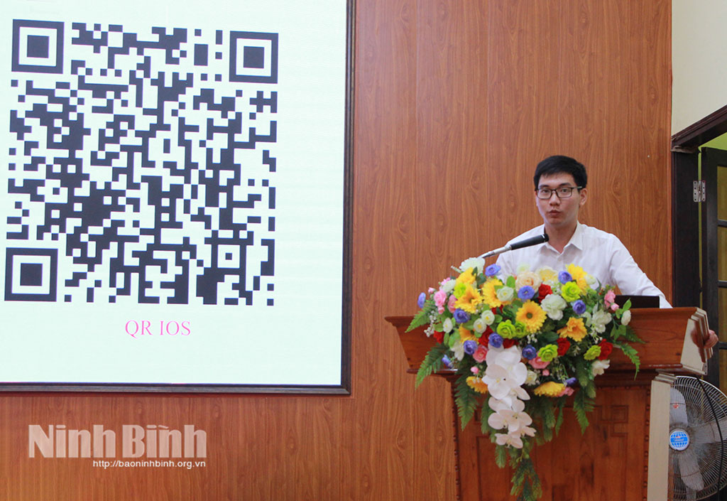 Cán bộ Trung tâm Khoa học, Công nghệ, Đổi mới sáng tạo và Chuyển đổi số hướng dẫn cài đặt các ứng dụng.