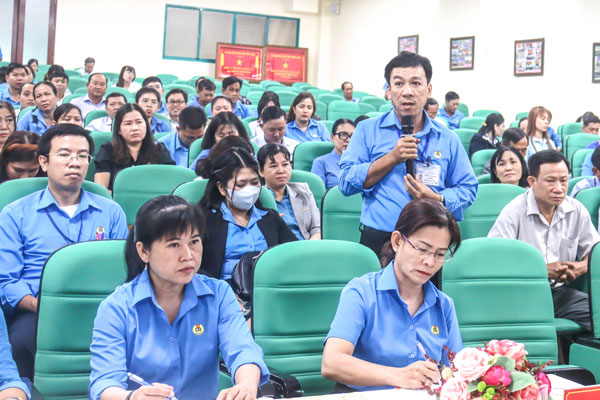 Li&ecirc;n đo&agrave;n Lao động tỉnh gặp gỡ, lắng nghe t&acirc;m tư, đề xuất của c&aacute;n bộ c&ocirc;ng đo&agrave;n cơ sở. Ảnh: CẨM HUỆ    