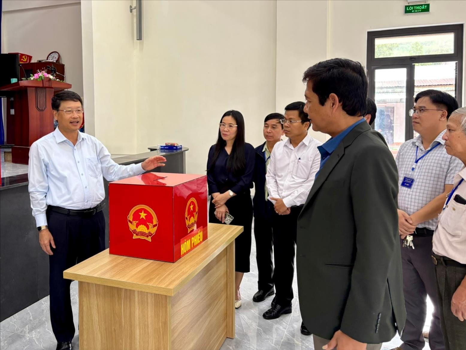 Phó Bí thư Thành ủy Ngô Xuân Thắng kiểm tra khu vực bỏ phiếu số 4 tại xã Thạnh Mỹ. Ảnh: XUÂN THỊNH - VĂN HẢI