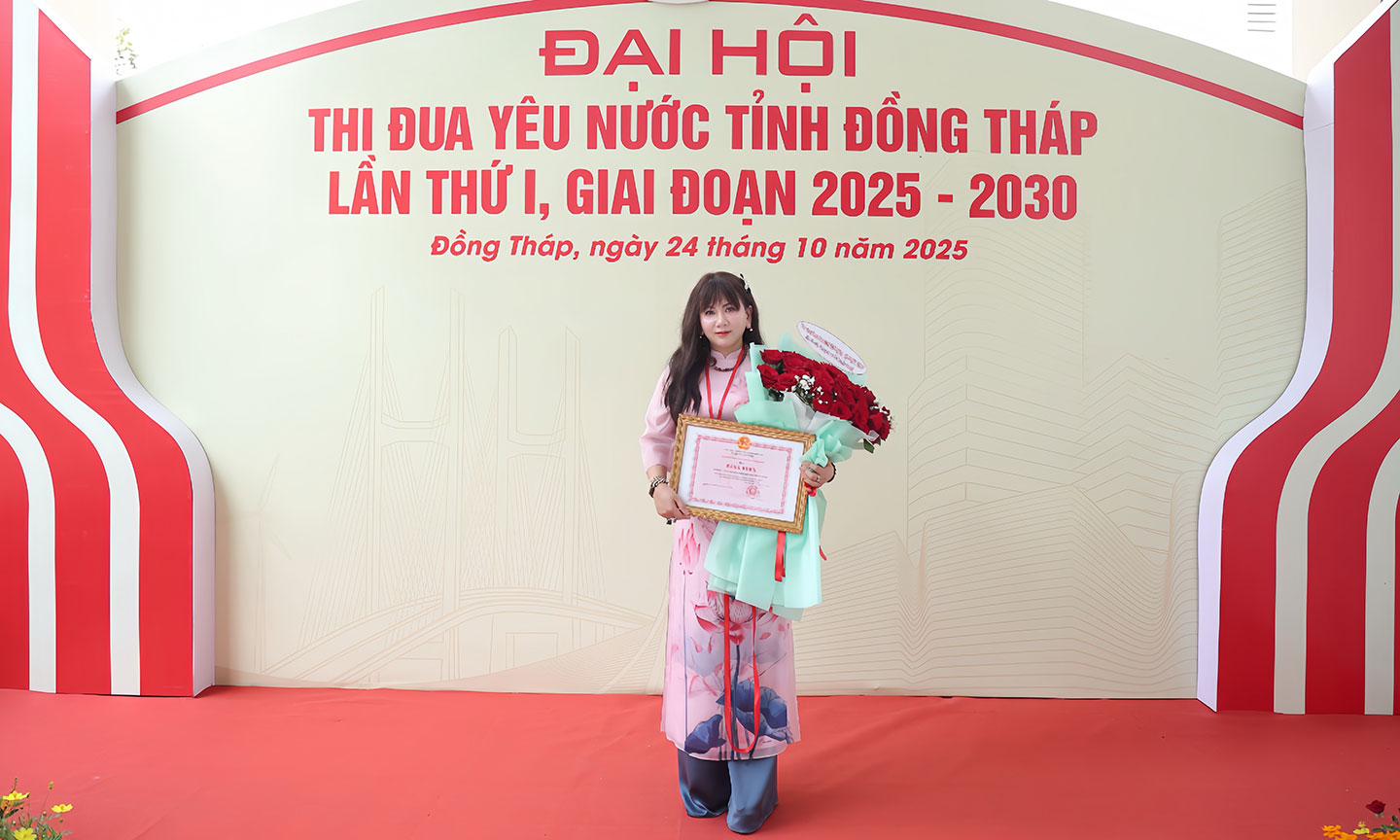 Nguyễn Thị Yến Phượng (Anna Yến Phượng) - CEO Công ty TNHH Thương mại Xây dựng Đại Phước Thành tham dự Đại hội Thi đua yêu nước được tổ chức tại TP. Cao Lãnh.