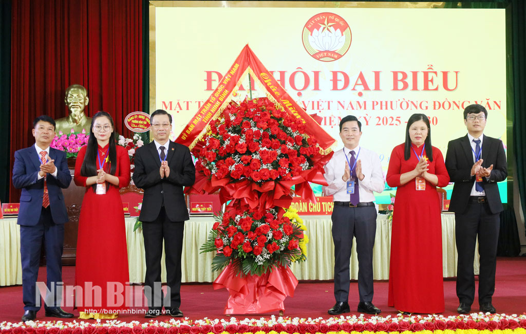 Đồng chí Đinh Trường Sơn, Phó Chủ tịch Ủy ban MTTQ Việt Nam tỉnh Ninh Bình tặng hoa chúc mừng Đại hội.