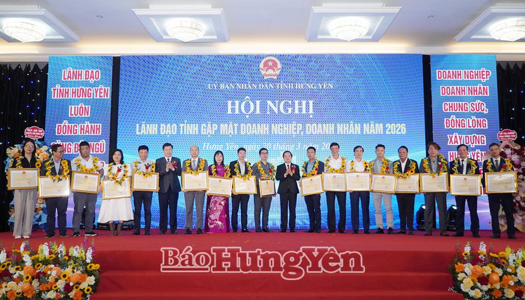 Đồng chí Chủ tịch UBND tỉnh Phạm Quang Ngọc và đồng chí Phó Bí thư Thường trực Tỉnh ủy, Chủ tịch Ủy ban MTTQ Việt Nam tỉnh Trần Quốc Toản trao hoa và Bằng khen của Chủ tịch UBND tỉnh cho các doanh nghiệp, doanh nhân.