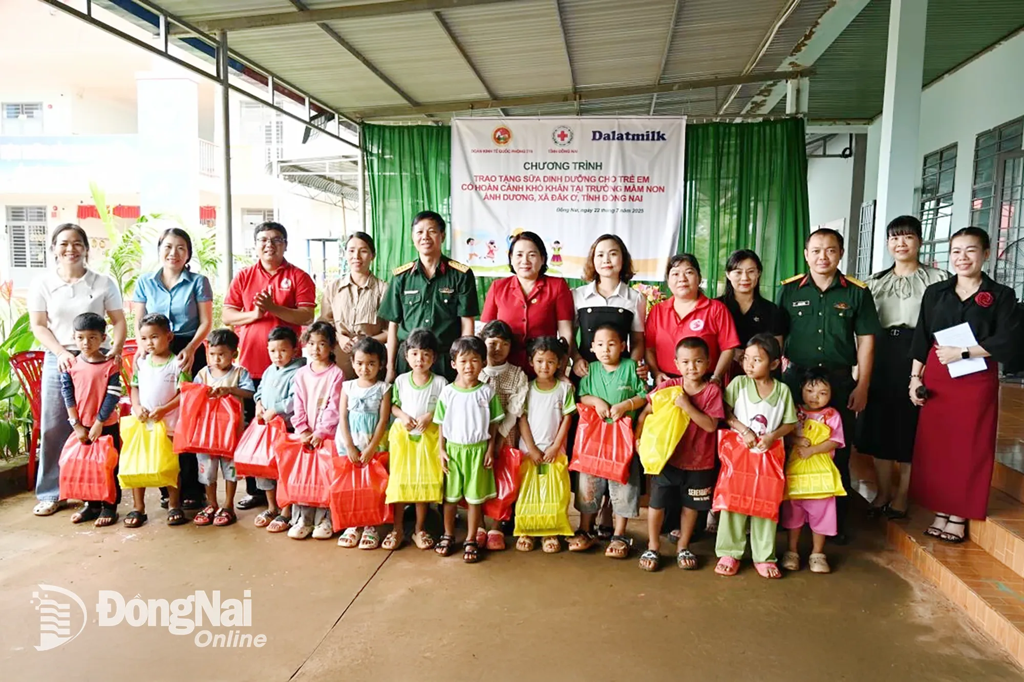 Ban tổ chức trao tặng sữa và đèn lồng cho trẻ em. Ảnh: Phạm Quang