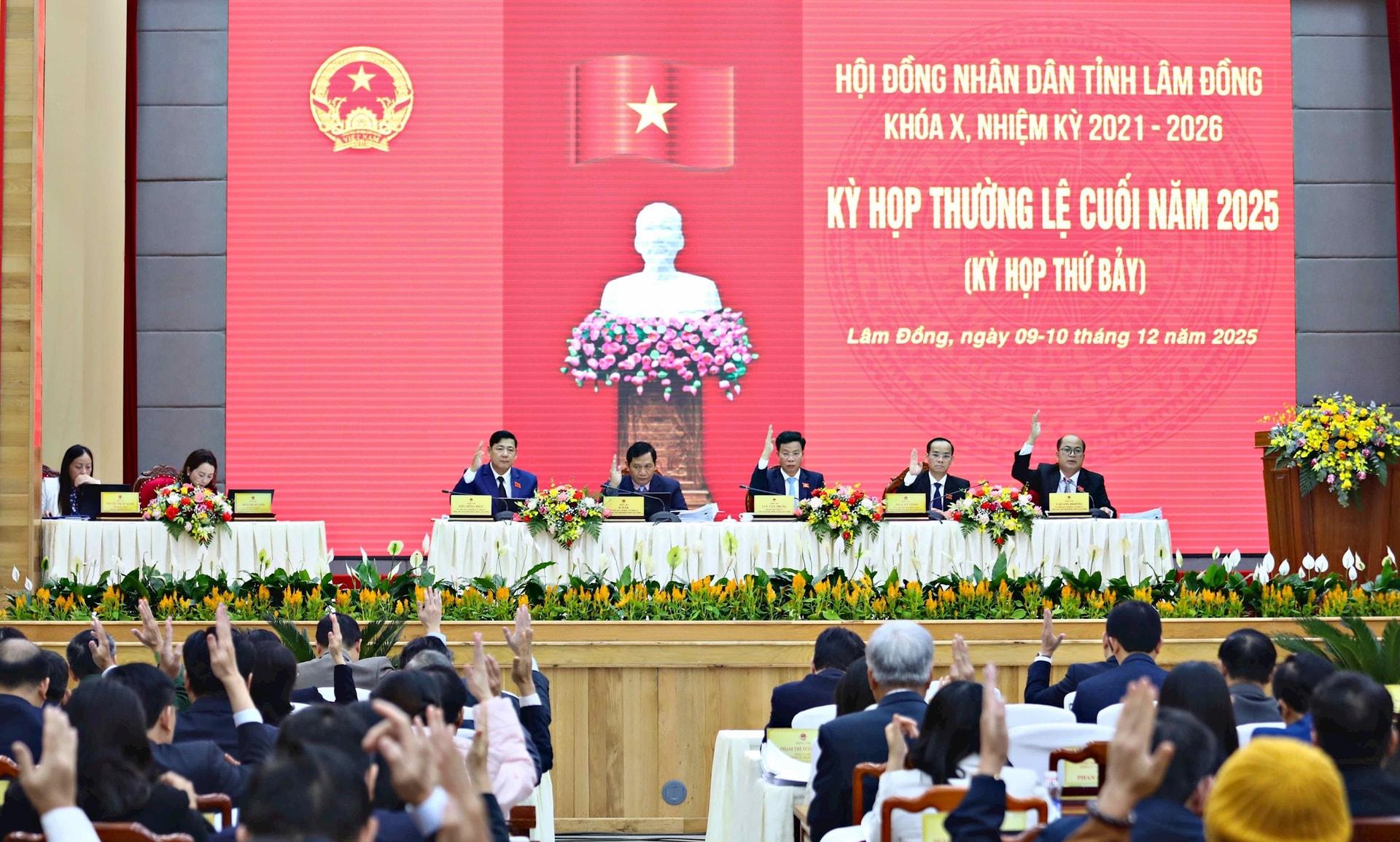 Các đại biểu tham dự ỳ họp biểu quyết thông qua các dự thảo nghị quyết